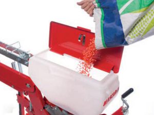 Widerstandsfahiger Saatgutbehälter aus Kunststoff mit großer Kapazität.